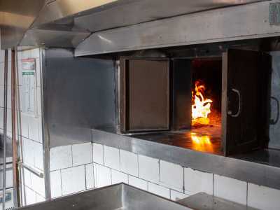 ...che va ad alimentare la legna che si trova all�interno